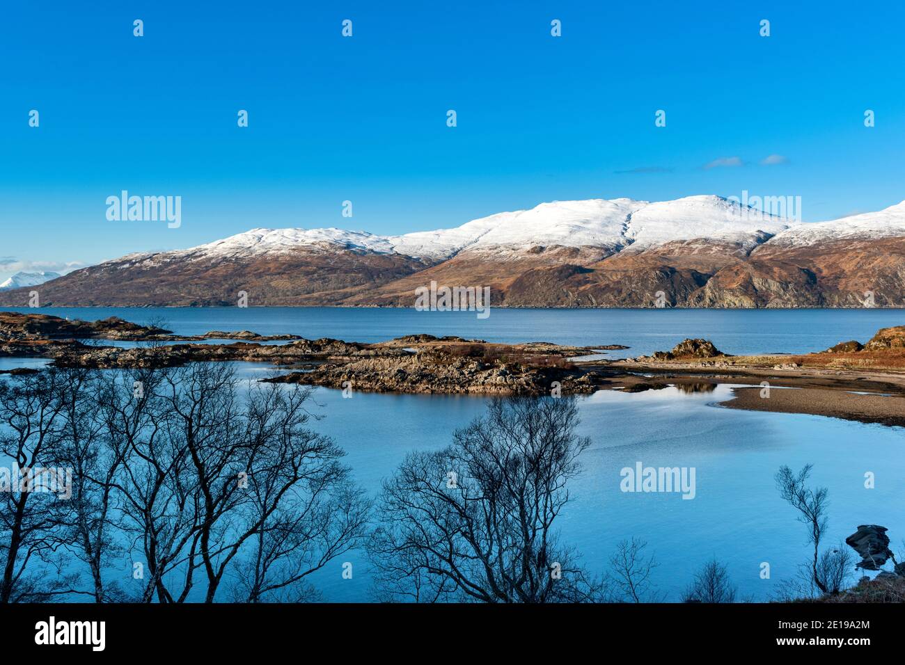 SCOZIA WEST COAST HIGHLANDS KINTAIL SANDAIG BAY ISLANDS AND THE MONTAGNE INNEVATE DI SKYE IN INVERNO Foto Stock