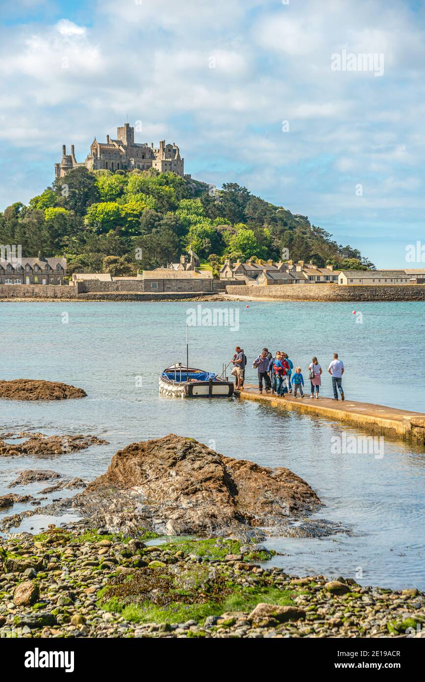 Turisti al molo di attracco dei traghetti per St.Michaels Mount, Cornovaglia, Inghilterra, Regno Unito Foto Stock