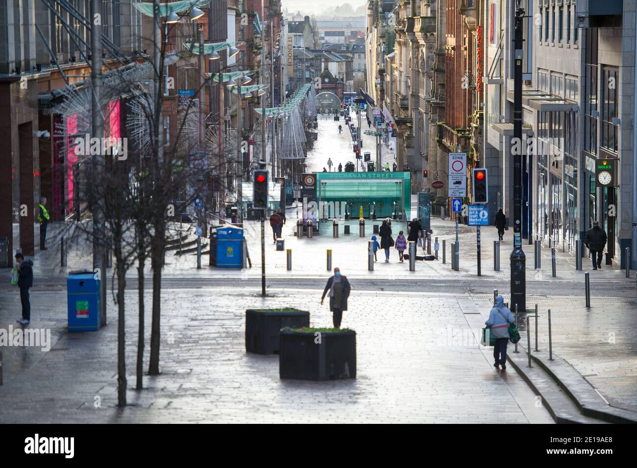 Glasgow, Scozia, Regno Unito. 5 gennaio 2021. Nella foto: Guardando lungo Buchanan Street AKA Glasgow's Style Mile. Il centro di Glasgow sembra vuoto e desertato durante il primo giorno la Scozia viene messa in un altro blocco. A partire dalle ore 00:01 di questa mattina la Scozia è stata messa in un altro blocco come da discorso del primo ministro scozzese alle ore 14 di ieri. Solo i viaggi essenziali sono consentiti, come andare al lavoro e lo shopping e l'esercizio di cibo essenziale, tranne che tutti devono rimanere a casa loro. Credit: Colin Fisher/Alamy Live News Foto Stock