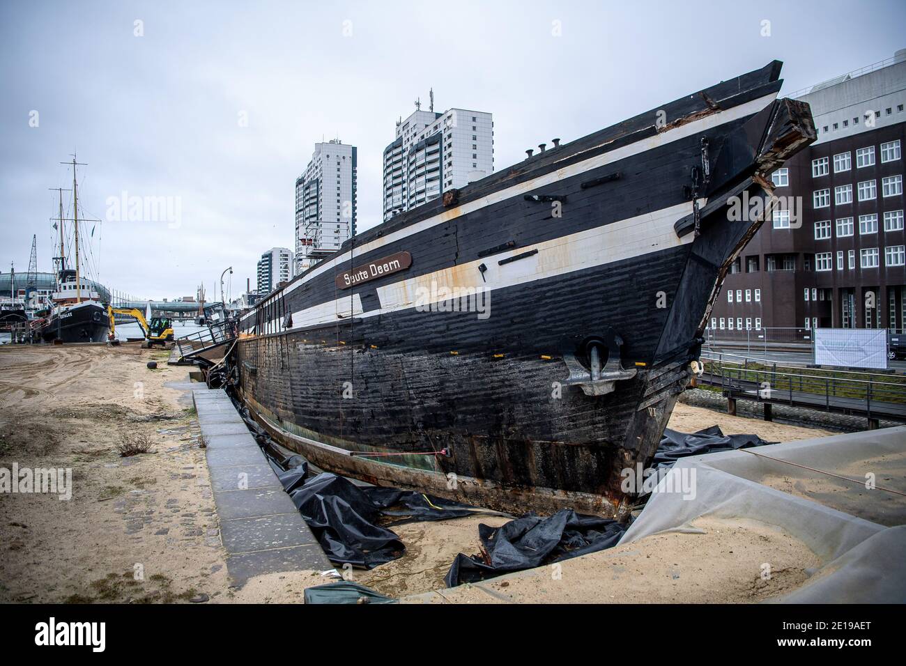 Bremerhaven, Germania. 05 gennaio 2021. Il 'Deern Suuto' si trova asciutto nel bacino del porto per essere demolito. Il punto di riferimento di Bremerhaven, utilizzato per decenni come nave museo e ristorante, affondò nel bacino portuale nel 2019. Il marinaio di 101 anni è stato tirato dal suo ormeggio presso il Museo Marittimo tedesco a pochi metri in un bacino portuale vicino per essere demolito lì. Credit: Sina Schuldt/dpa/Alamy Live News Foto Stock