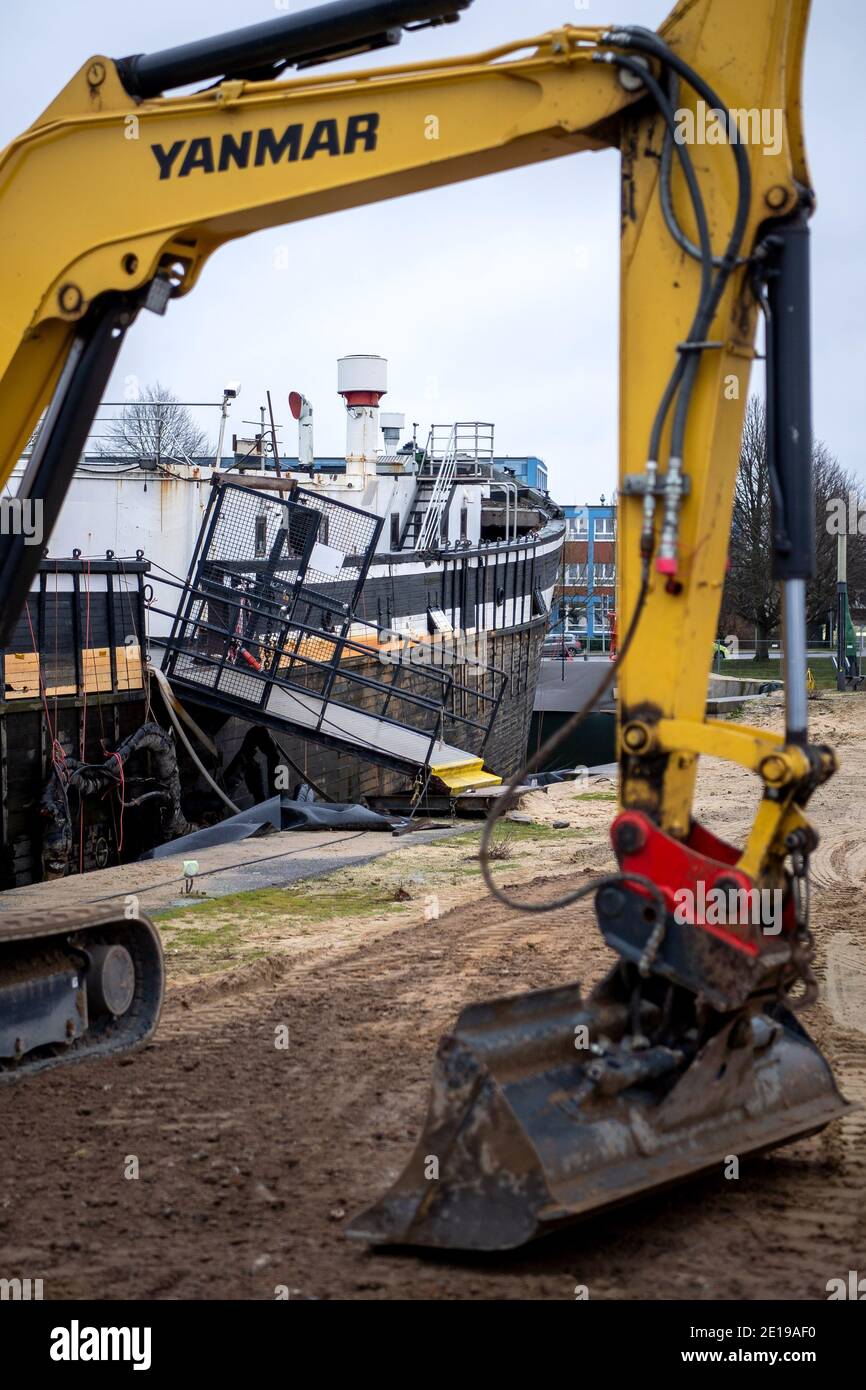 Bremerhaven, Germania. 05 gennaio 2021. Il 'Deern Suuto' si trova asciutto nel bacino del porto per essere demolito. Il punto di riferimento di Bremerhaven, utilizzato per decenni come nave museo e ristorante, affondò nel bacino portuale nel 2019. Il marinaio di 101 anni è stato tirato dal suo ormeggio presso il Museo Marittimo tedesco a pochi metri in un bacino portuale vicino per essere demolito lì. Credit: Sina Schuldt/dpa/Alamy Live News Foto Stock