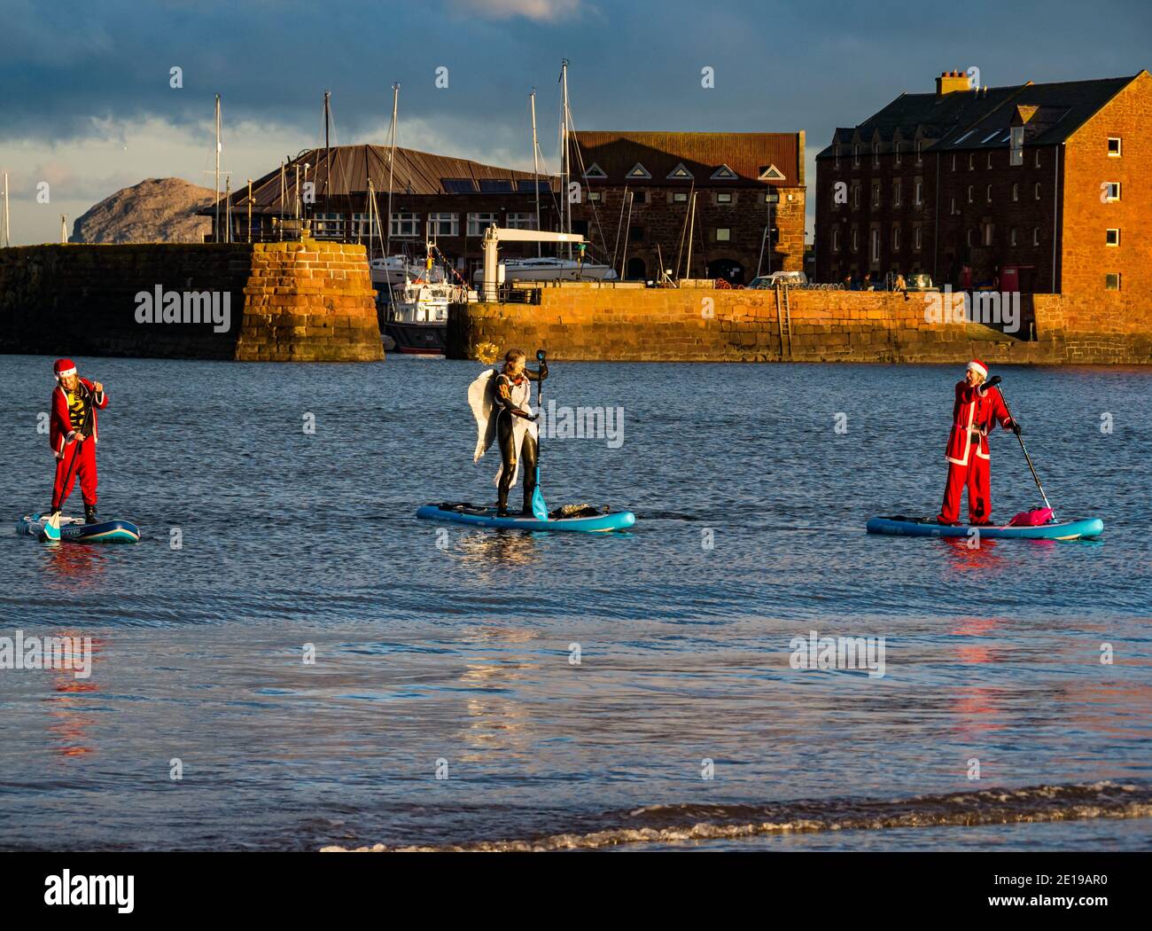 Evento benefico della comunità: Paddle boarders in costumi di Santa, North Berwick, East Lothian, Scozia, Regno Unito Foto Stock