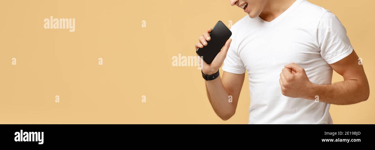 Ti piace stare a casa da solo e ascoltare la tua canzone preferita Foto Stock