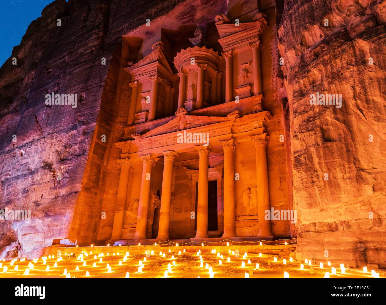 Petra, Giordania. Al-Khazneh (il Tesoro) a Petra, la capitale dell'antico regno Nabateo. Foto Stock