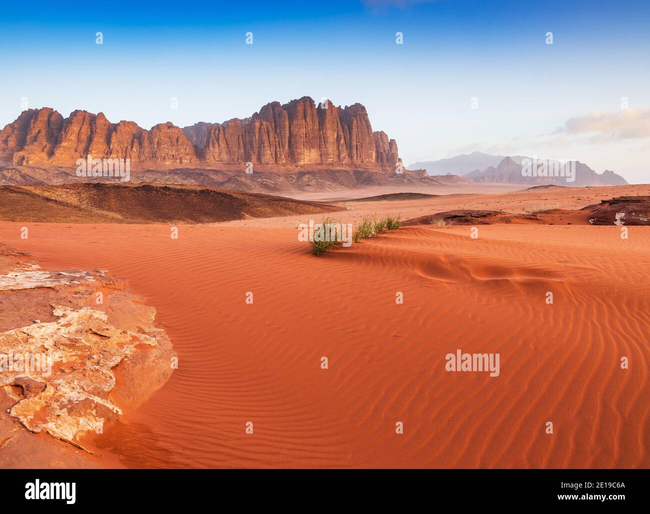 Deserto di Wadi Rum, Giordania. Il deserto rosso e la montagna Jabal al Qattar. Foto Stock