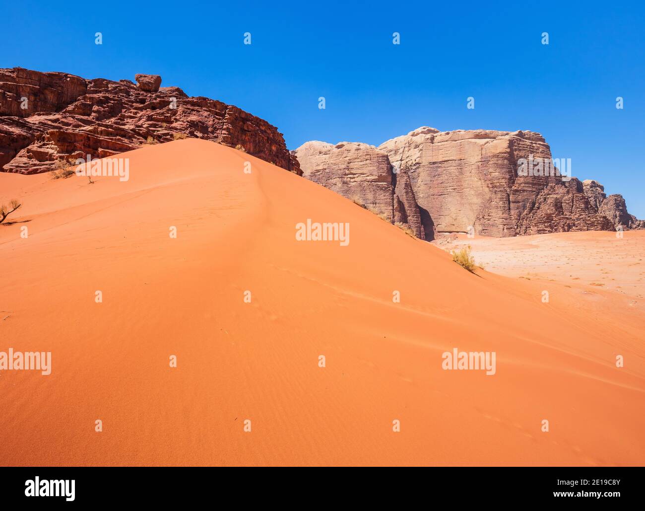 Dune di sabbia nel deserto di Wadi Rum, Giordania. Il deserto rosso. Foto Stock
