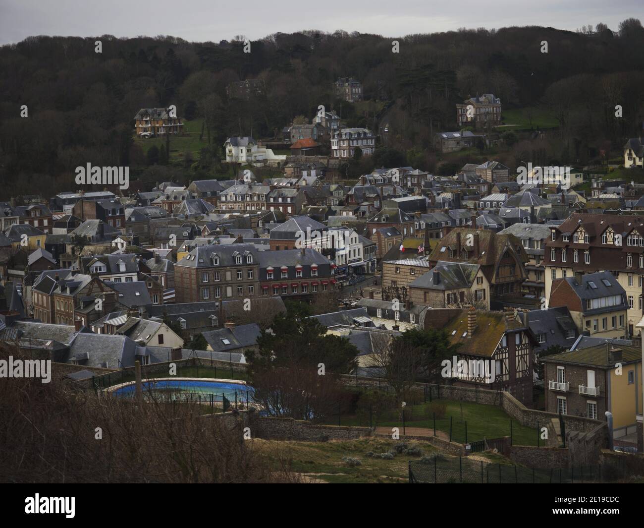 Vista panoramica di edifici storici tradizionali in mattoni città vecchia di Etretat Octeville sur Mer le Havre, Senna Marittima Normandia Francia Europa Foto Stock