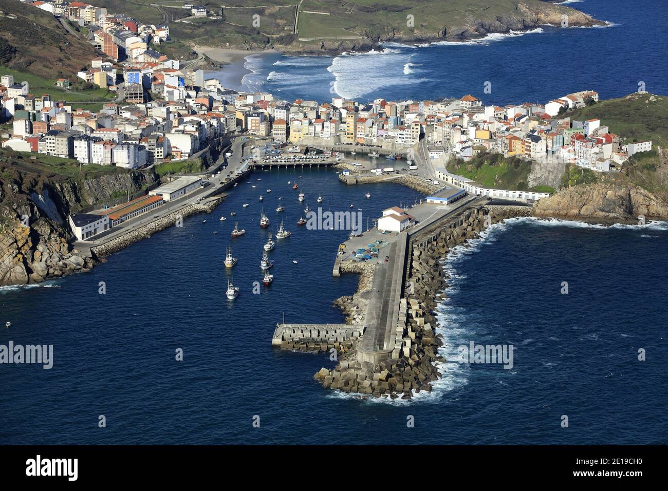 Spagna, Galizia: Veduta aerea della città e del porto di Malpica Foto Stock