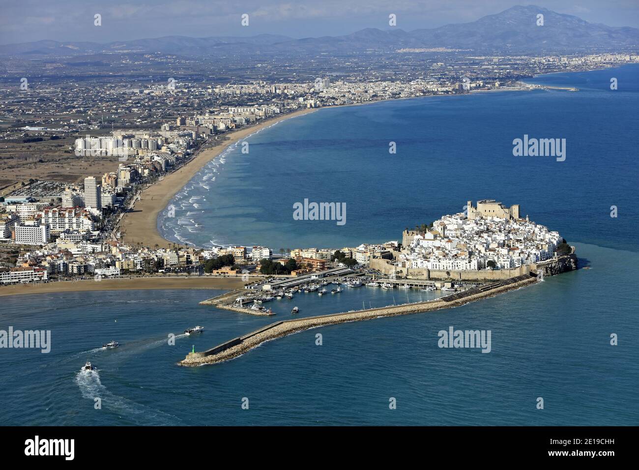 Spagna, Comunità Valenciana, Peniscola: Vista aerea della stazione balneare, le sue grandi spiagge e il porto turistico in fondo al castello "Castell del Pa Foto Stock