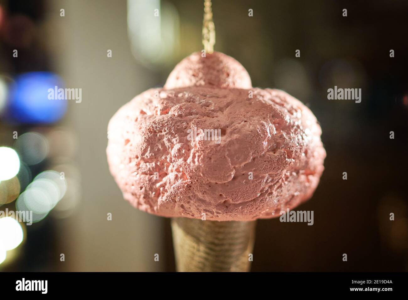 Icecream cono artificiale appeso in mostra al bar store Venchi di Milano. Sfondo decorativo gelato. Foto Stock