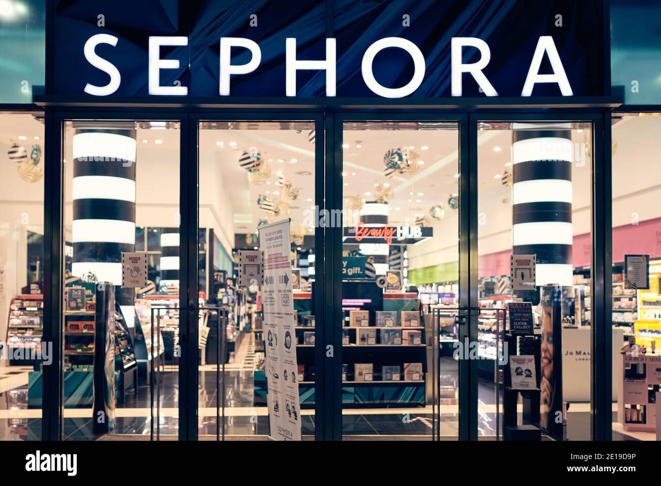 Logo Sephora e vetrina del negozio di notte con decorazione di natale. Sephora è trucco, profumo, negozio di bellezza. Foto Stock