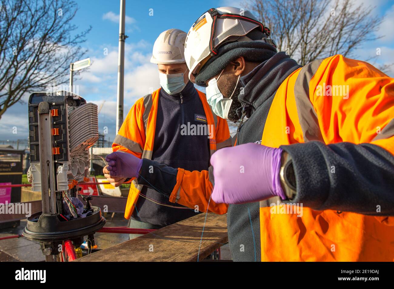 Glasgow, Scozia, Regno Unito. 5 gennaio 2021. Nella foto: Gli ingegneri di Openreach risolvono i collegamenti di telecomunicazione vitali nel centro della città. A partire dalle ore 00:01 di questa mattina la Scozia è stata messa in un altro blocco come da discorso del primo ministro scozzese alle ore 14 di ieri. Solo i viaggi essenziali sono consentiti, come andare al lavoro e lo shopping e l'esercizio di cibo essenziale, tranne che tutti devono rimanere a casa loro. Credit: Colin Fisher/Alamy Live News Foto Stock