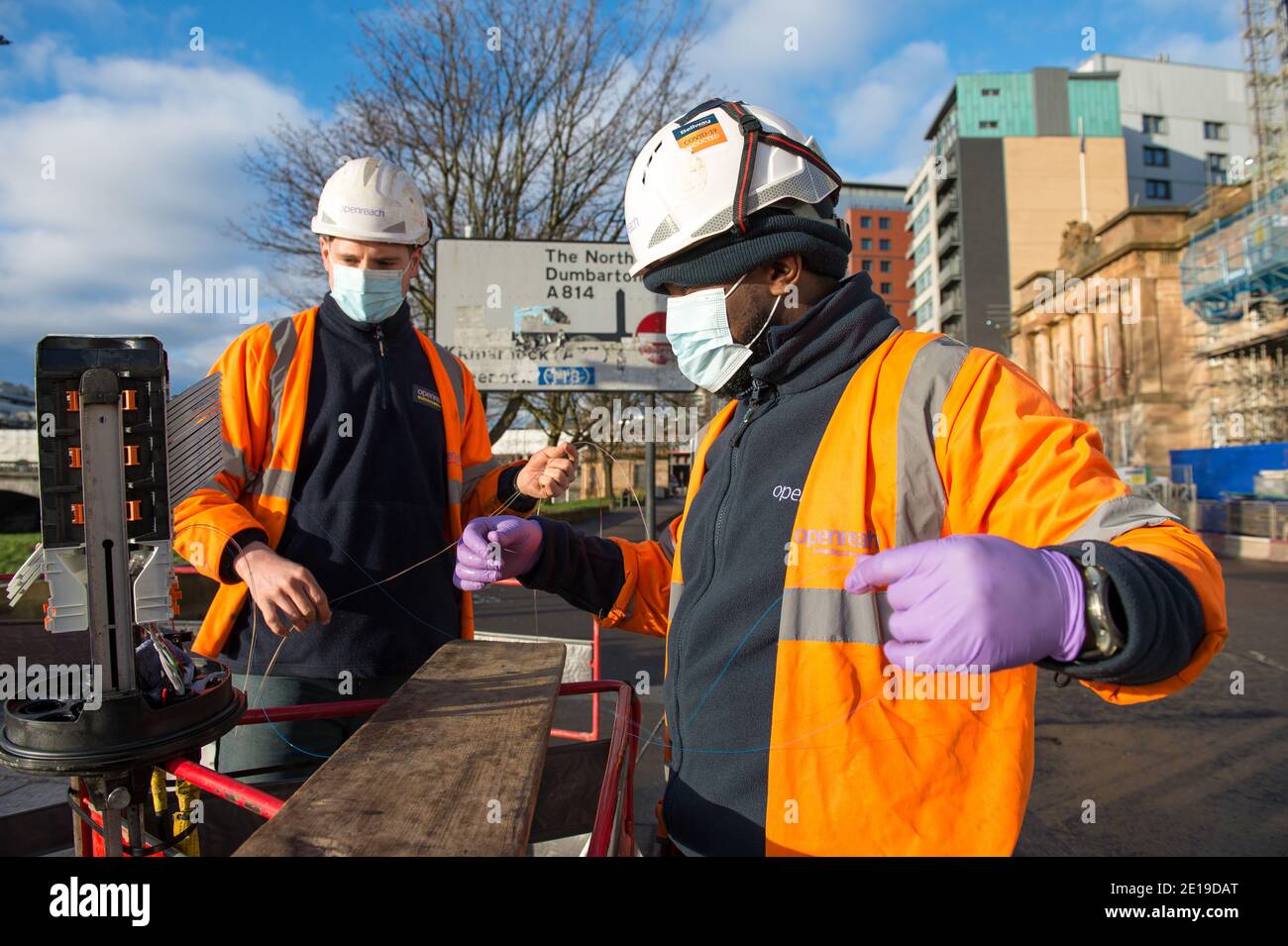 Glasgow, Scozia, Regno Unito. 5 gennaio 2021. Nella foto: Gli ingegneri di Openreach risolvono i collegamenti di telecomunicazione vitali nel centro della città. A partire dalle ore 00:01 di questa mattina la Scozia è stata messa in un altro blocco come da discorso del primo ministro scozzese alle ore 14 di ieri. Solo i viaggi essenziali sono consentiti, come andare al lavoro e lo shopping e l'esercizio di cibo essenziale, tranne che tutti devono rimanere a casa loro. Credit: Colin Fisher/Alamy Live News Foto Stock