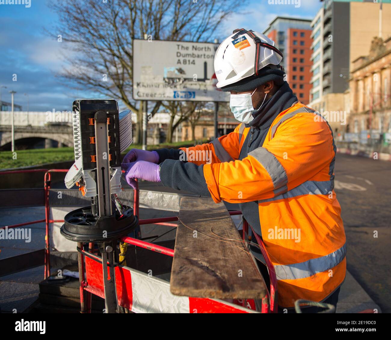 Glasgow, Scozia, Regno Unito. 5 gennaio 2021. Nella foto: Gli ingegneri di Openreach risolvono i collegamenti di telecomunicazione vitali nel centro della città. A partire dalle ore 00:01 di questa mattina la Scozia è stata messa in un altro blocco come da discorso del primo ministro scozzese alle ore 14 di ieri. Solo i viaggi essenziali sono consentiti, come andare al lavoro e lo shopping e l'esercizio di cibo essenziale, tranne che tutti devono rimanere a casa loro. Credit: Colin Fisher/Alamy Live News Foto Stock