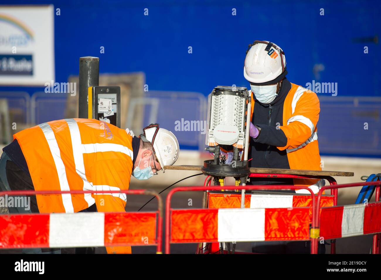 Glasgow, Scozia, Regno Unito. 5 gennaio 2021. Nella foto: Gli ingegneri di Openreach risolvono i collegamenti di telecomunicazione vitali nel centro della città. A partire dalle ore 00:01 di questa mattina la Scozia è stata messa in un altro blocco come da discorso del primo ministro scozzese alle ore 14 di ieri. Solo i viaggi essenziali sono consentiti, come andare al lavoro e lo shopping e l'esercizio di cibo essenziale, tranne che tutti devono rimanere a casa loro. Credit: Colin Fisher/Alamy Live News Foto Stock