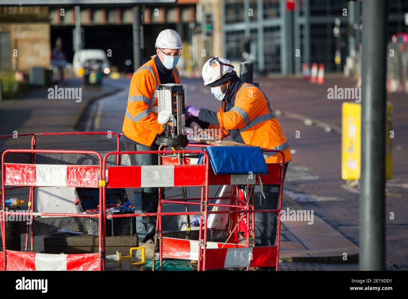 Glasgow, Scozia, Regno Unito. 5 gennaio 2021. Nella foto: Gli ingegneri di Openreach risolvono i collegamenti di telecomunicazione vitali nel centro della città. A partire dalle ore 00:01 di questa mattina la Scozia è stata messa in un altro blocco come da discorso del primo ministro scozzese alle ore 14 di ieri. Solo i viaggi essenziali sono consentiti, come andare al lavoro e lo shopping e l'esercizio di cibo essenziale, tranne che tutti devono rimanere a casa loro. Credit: Colin Fisher/Alamy Live News Foto Stock