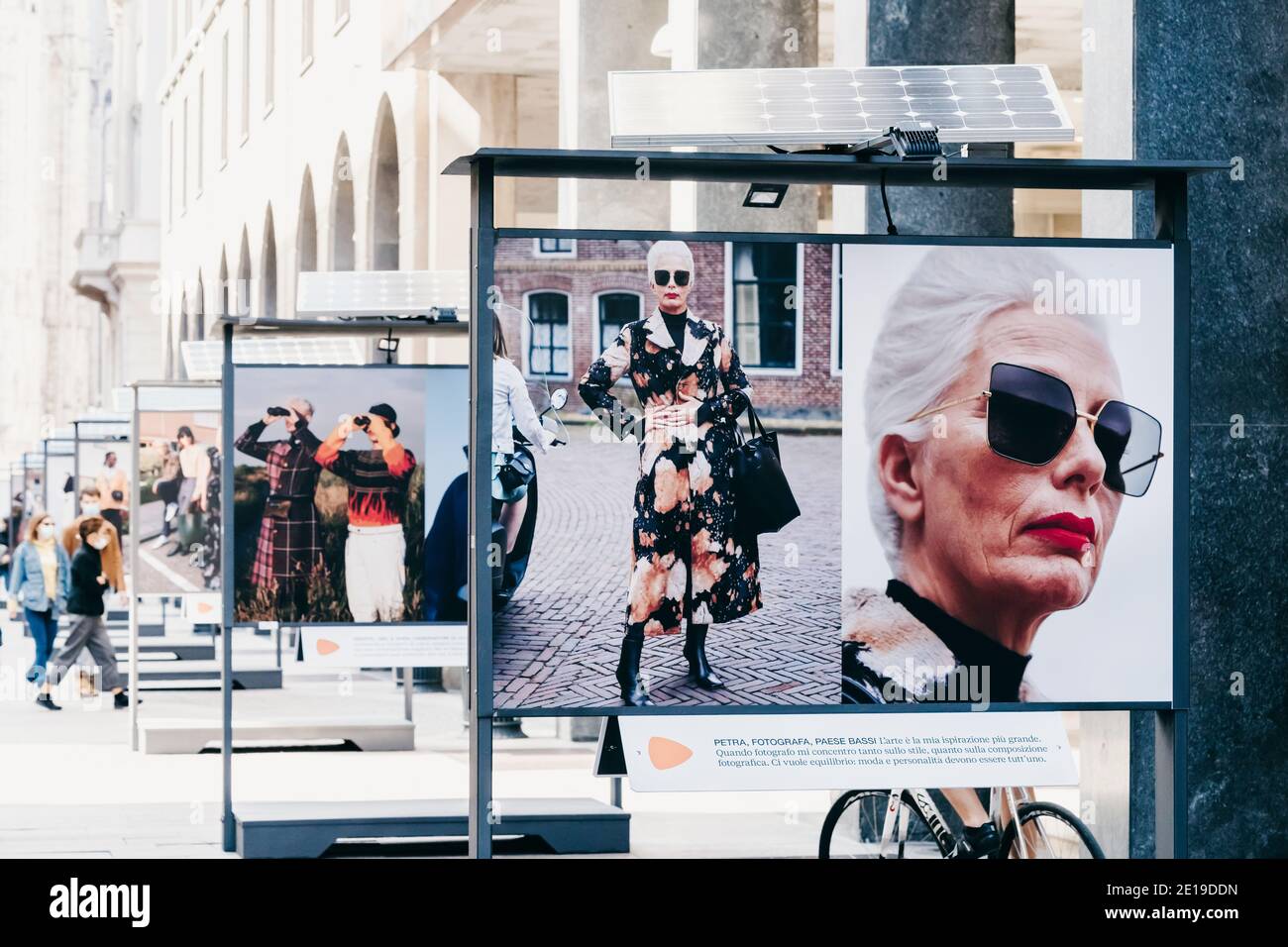 Mostra di strada di fotografia di moda contemporanea che utilizza batterie solari per illuminare i cartelloni di notte. Energia solare. Milano, Italia - Settembre 27 Foto Stock
