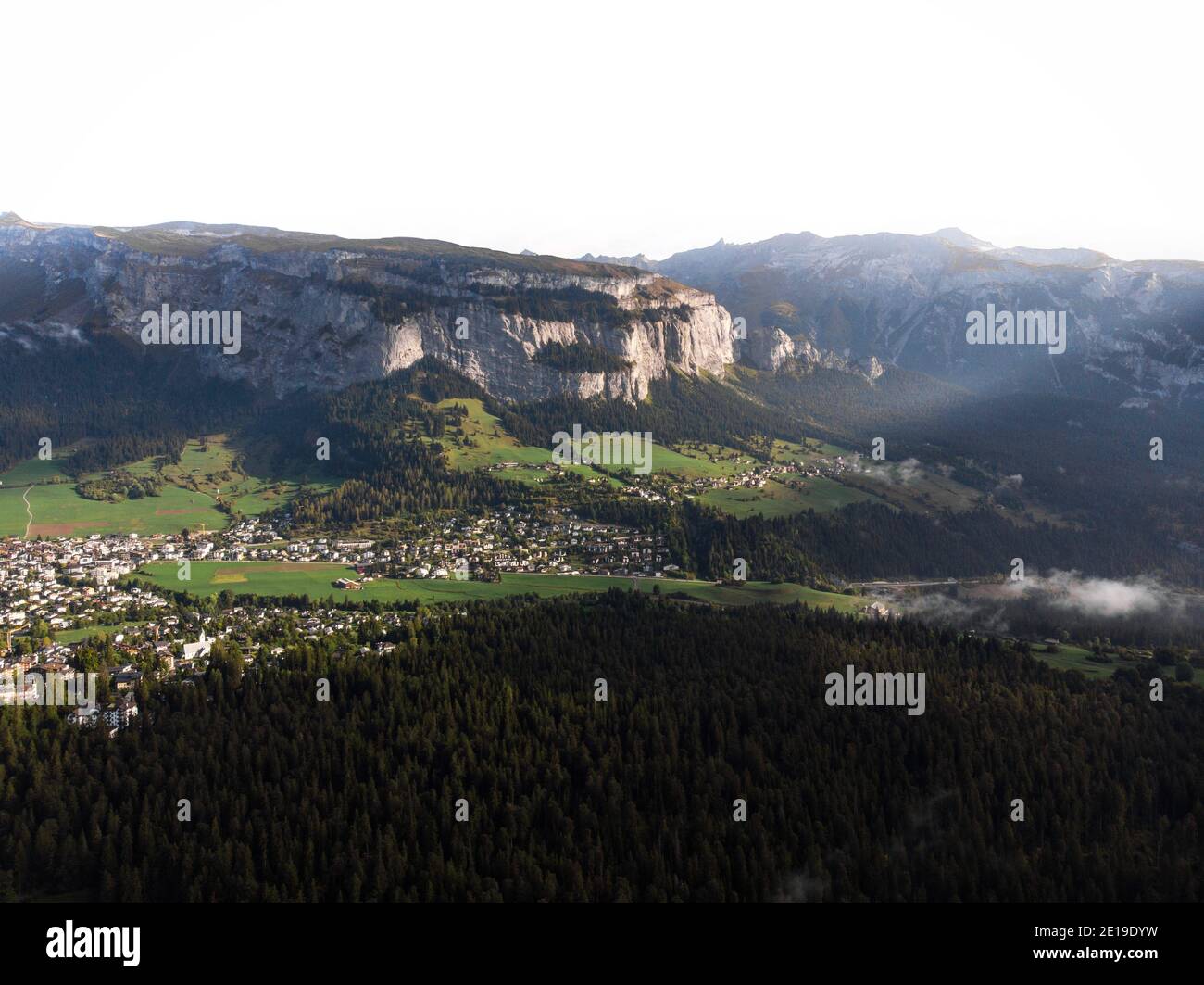 Vista verso il villaggio montano svizzero Flims Laax da Caumasee in Grigioni Graubunden Svizzera in Europa Foto Stock