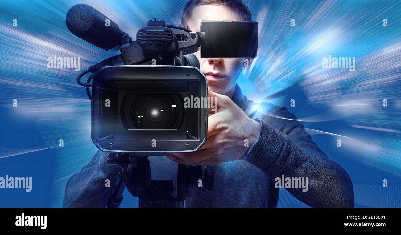 Operatore con una telecamera su uno sfondo tecnologico astratto. Tecnologie video digitali Foto Stock