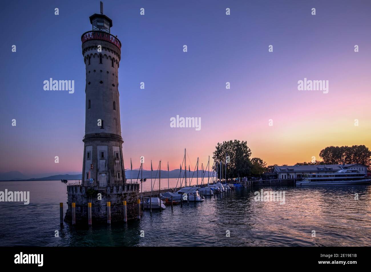 Porto di Lindau e faro visto al tramonto sul Bodensee o sul lago di Costanza, Germania. Foto scattata il 26 agosto 2019. Foto Stock