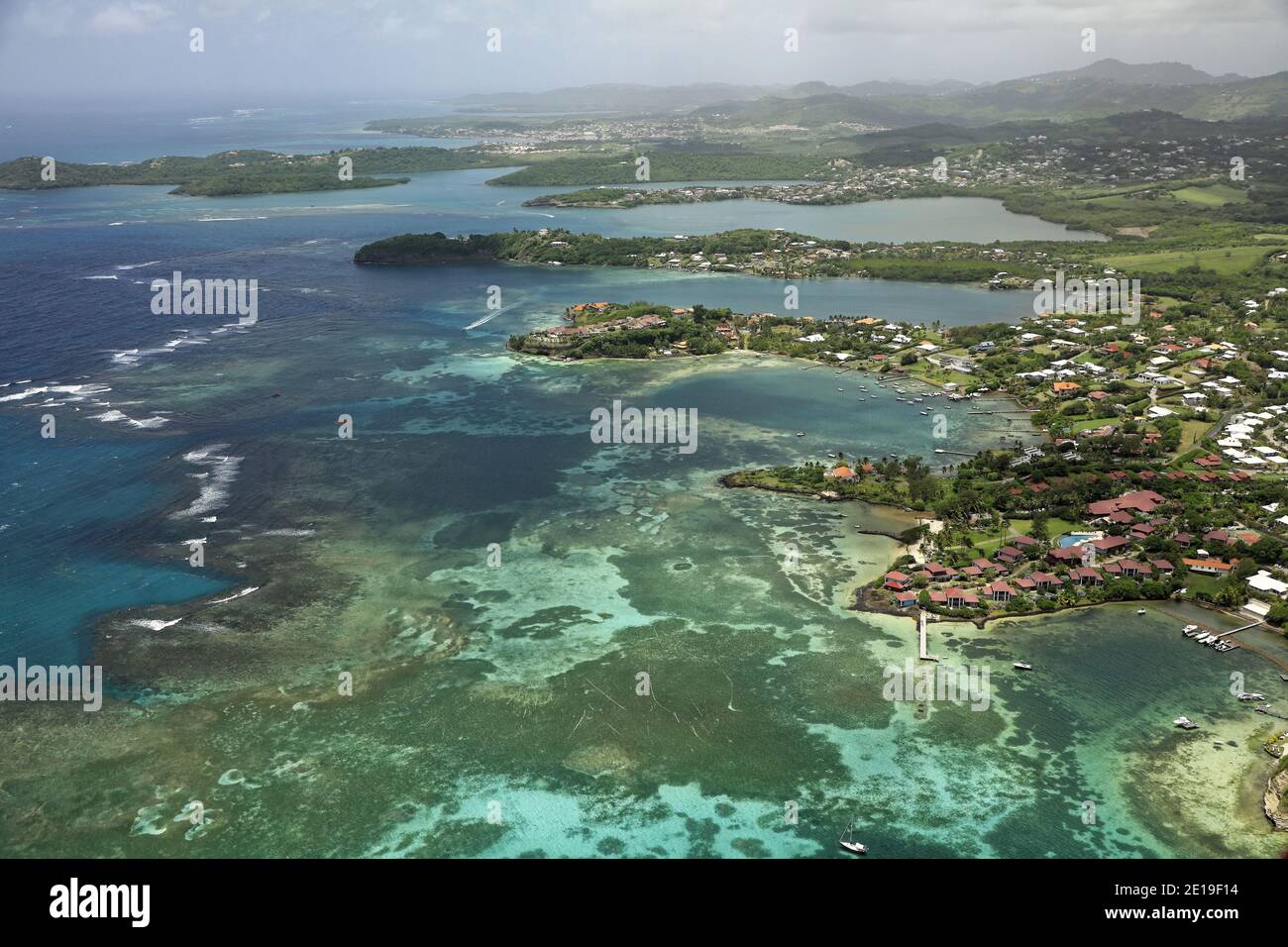 Martinica: Vista aerea della costa sud dell'isola e la città di le Vauclin famosa per le sue insenature di ÒPetit MacabouÓ e ÒGrand MacabouÓand per Foto Stock