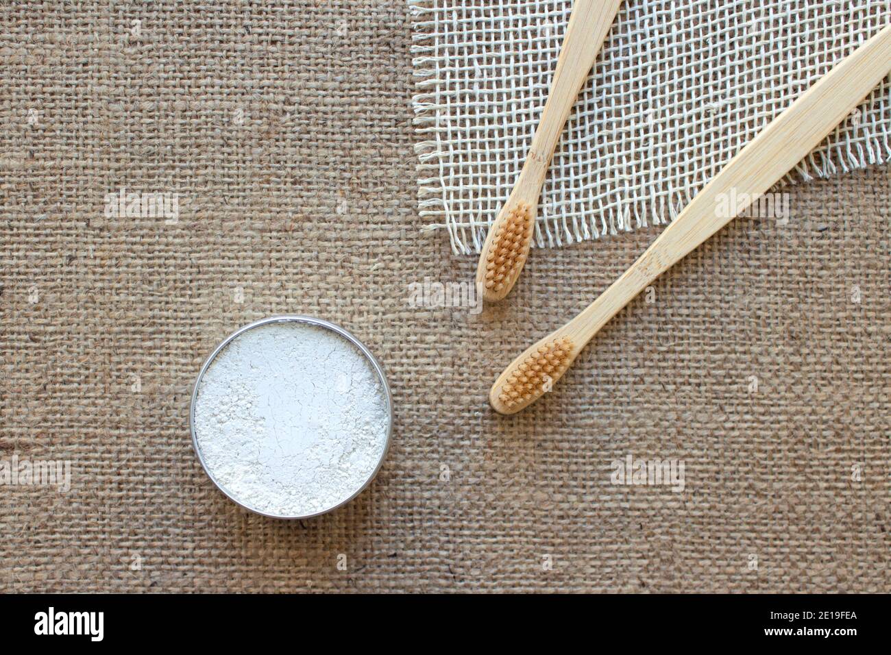 Set di accessori da bagno naturali in casa zero rifiuti - spazzolini da denti di bambù e dentifricio di caolino o polvere di dente fatta da ingredienti naturali su rus Foto Stock