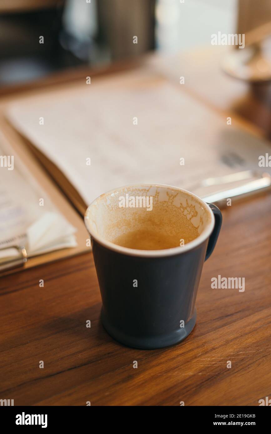 Tazza di caffè vuota con macchie di caffè sul tavolo di legno Foto Stock