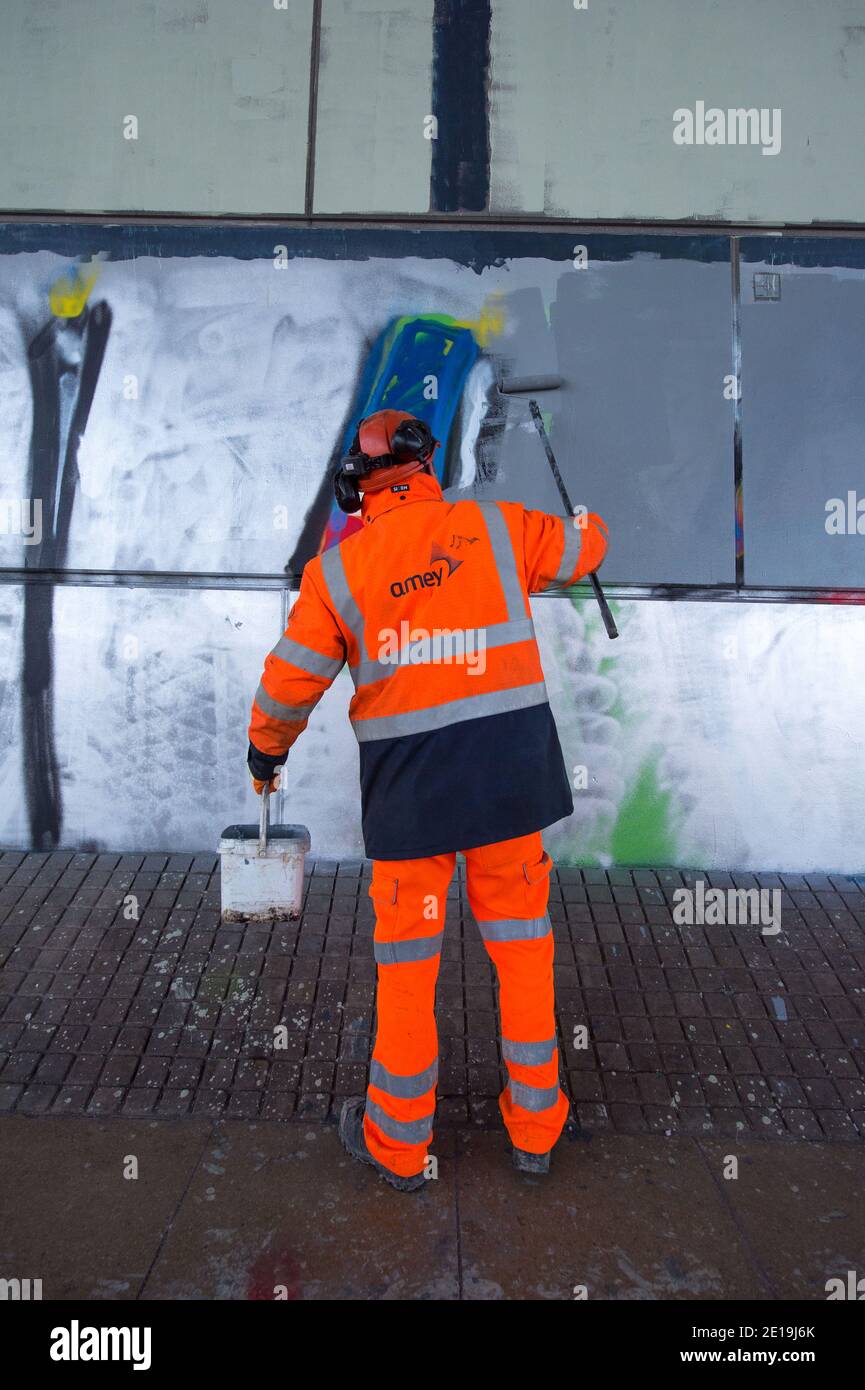 Glasgow, Scozia, Regno Unito. 5 gennaio 2021. Nella foto: Lavoratori chiave di AMEY Highways che puliscono le enormi lettere di graffiti settari al largo del molo sud del Kingston Bridge. Il ponte è stato affrontato la scorsa settimana e ora è in corso un'indagine su chi ha fatto questo. Polizia Scozia e Trasporti Scozia stanno liaising e passando attraverso CCTV per catturare i colpevoli. Credit: Colin Fisher/Alamy Live News Foto Stock