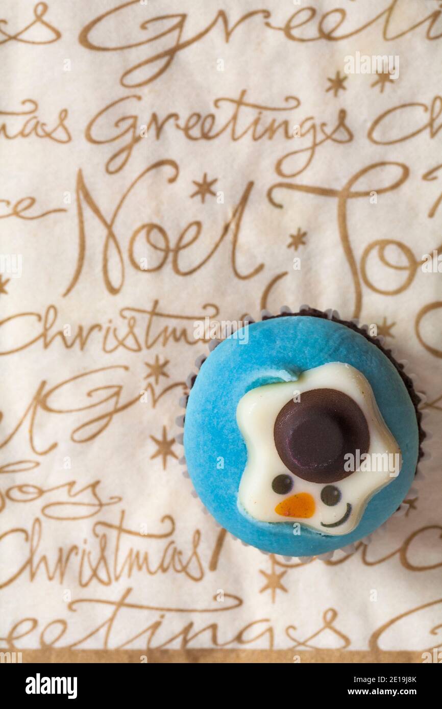Torta di coppe Snowman da scatola di M&S 9 mini Cupcakes festivo impostato su Natale serviette tovagliolo Xmas Foto Stock