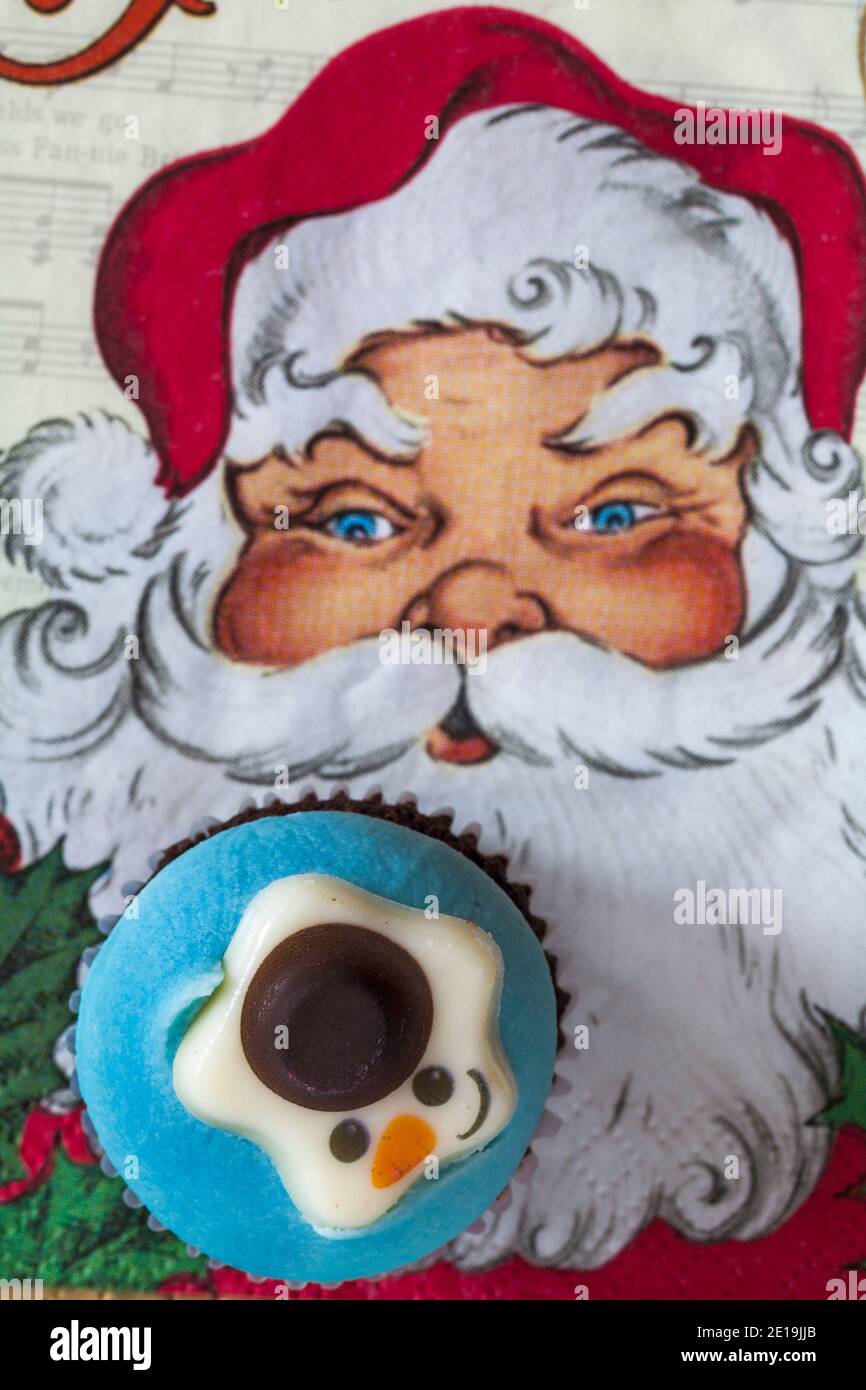 Torta di coppe Snowman da scatola di M&S 9 mini Cupcakes festivo impostato su Natale serviette tovagliolo Xmas Foto Stock