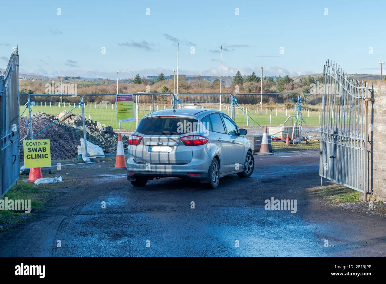 Ballynacarriga, West Cork, Irlanda. 5 gennaio 2021. La COVID-19 Swab Clinic di Ballynacarriga è stata molto occupata oggi, a causa del numero record di casi COVID-19. Un flusso costante di automobili è venuto per i test tutta la mattina, con alcune persone che devono Queue.to essere inghiottite per il virus. Credit: AG News/Alamy Live News Foto Stock Ballynacarriga, West Cork, Irlanda. 5 gennaio 2021. La COVID-19 Swab Clinic di Ballynacarriga è stata molto occupata oggi, a causa del numero record di casi COVID-19. Un flusso costante di automobili è venuto per i test tutta la mattina, con alcune persone che devono Queue.to essere inghiottite per il virus. Credit: AG News/Alamy Live News Foto Stock