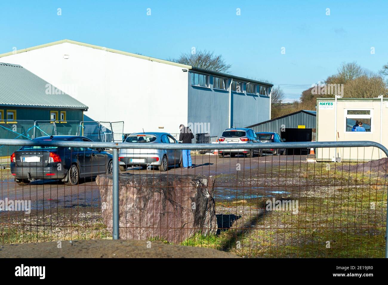 Ballynacarriga, West Cork, Irlanda. 5 gennaio 2021. La COVID-19 Swab Clinic di Ballynacarriga è stata molto occupata oggi, a causa del numero record di casi COVID-19. Un flusso costante di automobili è venuto per i test tutta la mattina, con alcune persone che devono Queue.to essere inghiottite per il virus. Credit: AG News/Alamy Live News Foto Stock Ballynacarriga, West Cork, Irlanda. 5 gennaio 2021. La COVID-19 Swab Clinic di Ballynacarriga è stata molto occupata oggi, a causa del numero record di casi COVID-19. Un flusso costante di automobili è venuto per i test tutta la mattina, con alcune persone che devono Queue.to essere inghiottite per il virus. Credit: AG News/Alamy Live News Foto Stock