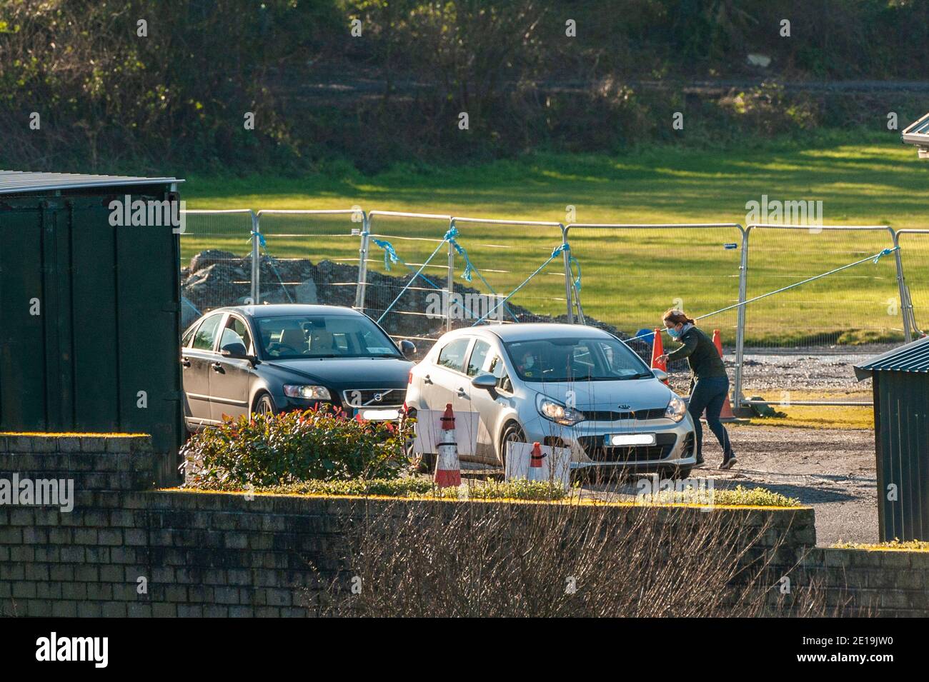 Ballynacarriga, West Cork, Irlanda. 5 gennaio 2021. La COVID-19 Swab Clinic di Ballynacarriga è stata molto occupata oggi, a causa del numero record di casi COVID-19. Un flusso costante di automobili è venuto per i test tutta la mattina, con alcune persone che devono Queue.to essere inghiottite per il virus. Credit: AG News/Alamy Live News Foto Stock Ballynacarriga, West Cork, Irlanda. 5 gennaio 2021. La COVID-19 Swab Clinic di Ballynacarriga è stata molto occupata oggi, a causa del numero record di casi COVID-19. Un flusso costante di automobili è venuto per i test tutta la mattina, con alcune persone che devono Queue.to essere inghiottite per il virus. Credit: AG News/Alamy Live News Foto Stock