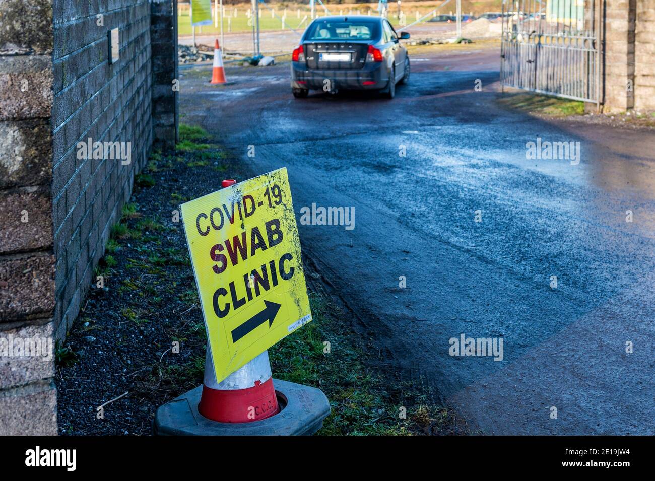 Ballynacarriga, West Cork, Irlanda. 5 gennaio 2021. La COVID-19 Swab Clinic di Ballynacarriga è stata molto occupata oggi, a causa del numero record di casi COVID-19. Un flusso costante di automobili è venuto per i test tutta la mattina, con alcune persone che devono Queue.to essere inghiottite per il virus. Credit: AG News/Alamy Live News Foto Stock Ballynacarriga, West Cork, Irlanda. 5 gennaio 2021. La COVID-19 Swab Clinic di Ballynacarriga è stata molto occupata oggi, a causa del numero record di casi COVID-19. Un flusso costante di automobili è venuto per i test tutta la mattina, con alcune persone che devono Queue.to essere inghiottite per il virus. Credit: AG News/Alamy Live News Foto Stock