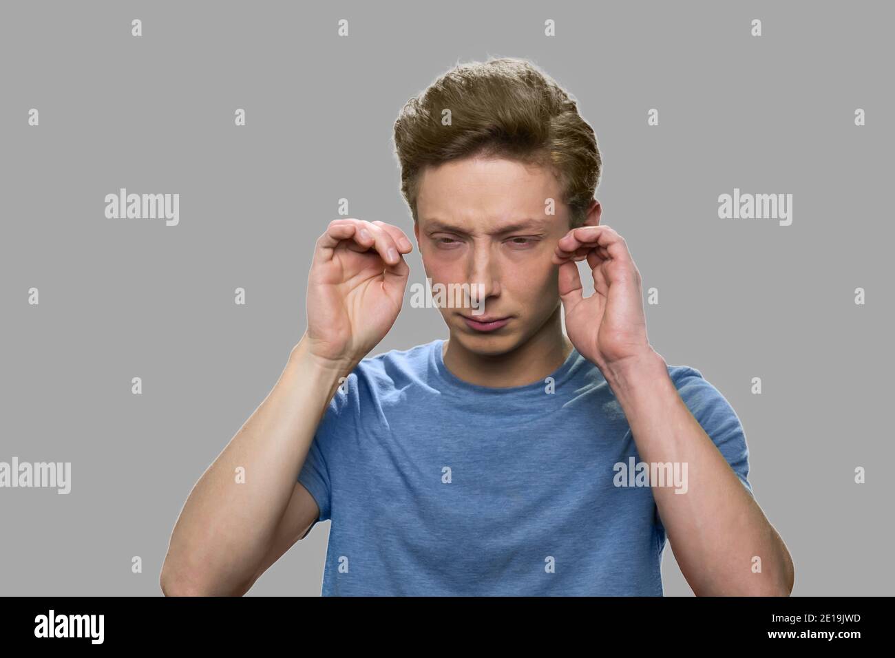 Primo piano il giovane uomo sfregando gli occhi. Foto Stock