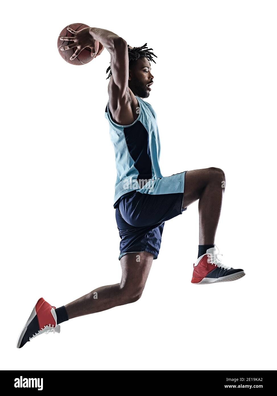 Un afro-americano africano giocatore di basket uomo isolato in silhouette ombra su sfondo bianco Foto Stock