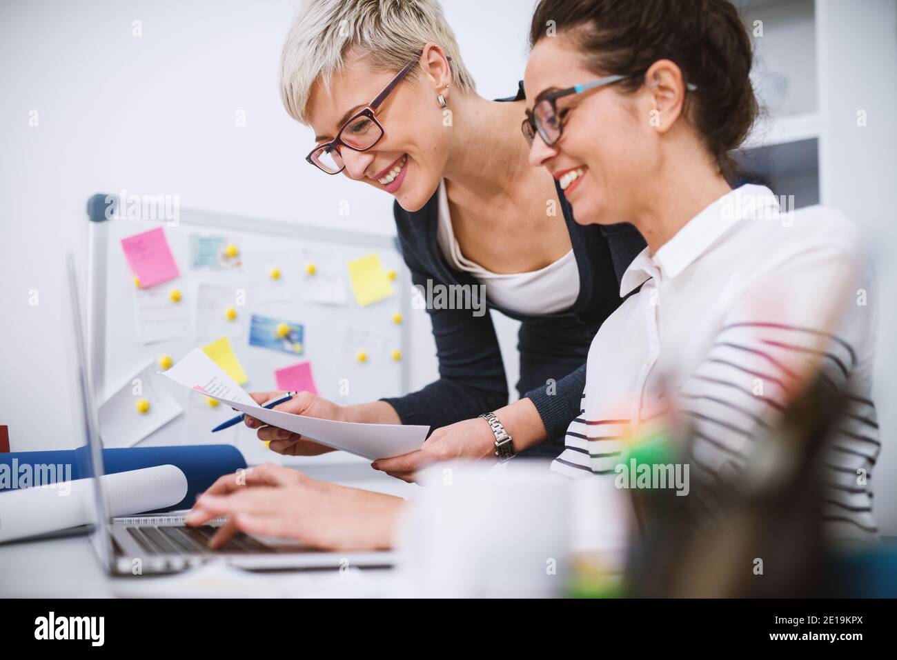 Ritratto di donne professionali di mezza età che lavorano insieme su progetti in ufficio. Foto Stock