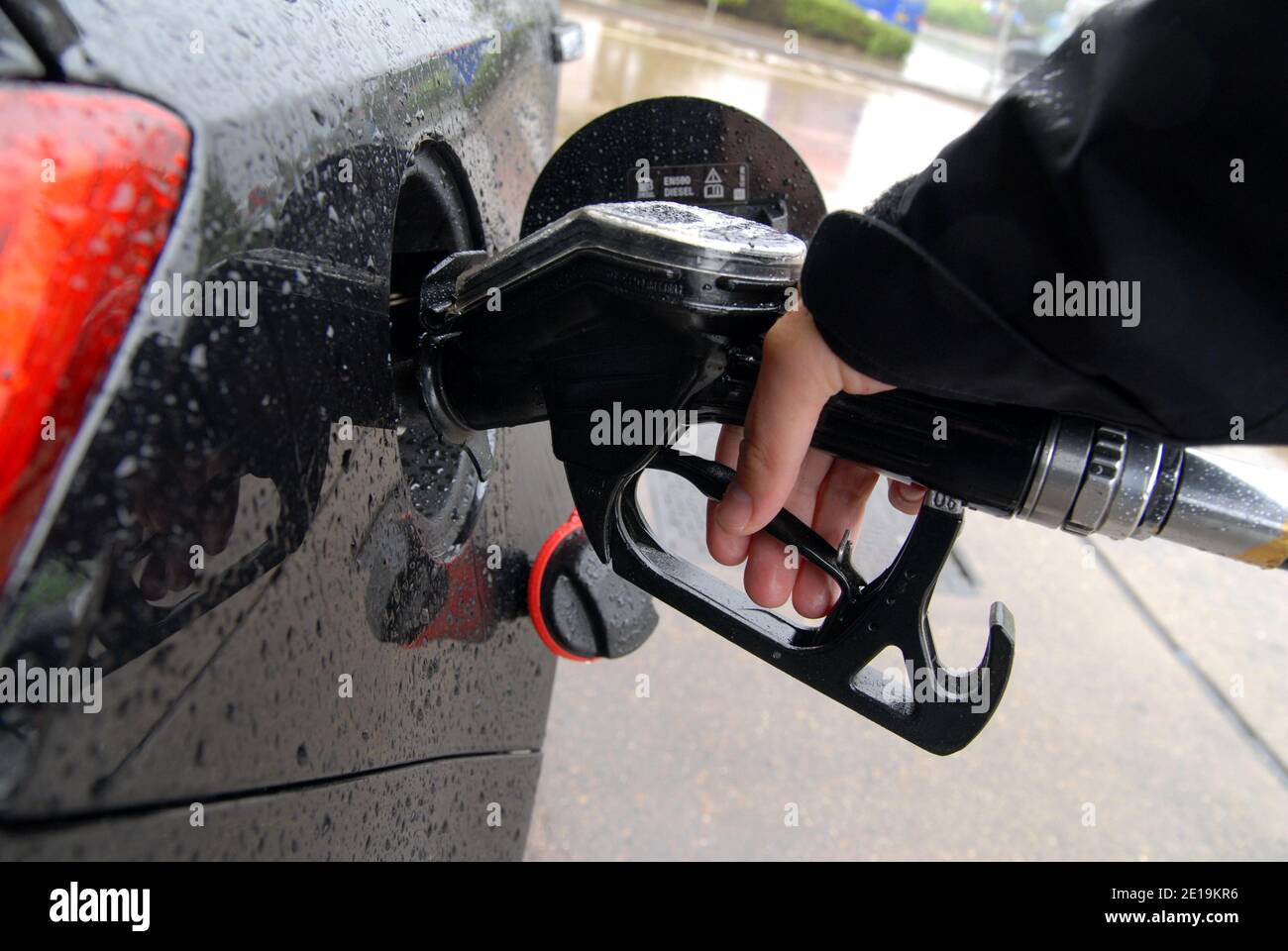 Rifornimento di carburante (diesel/benzina) a un'auto nel piazzale Foto Stock