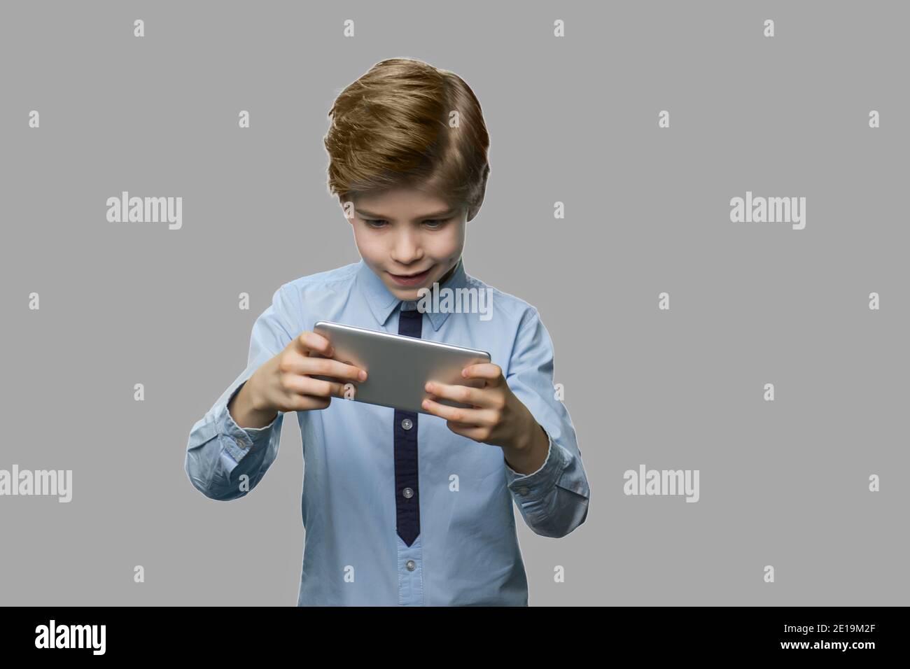 Il ragazzo di preteen gioca su smartphone. Foto Stock