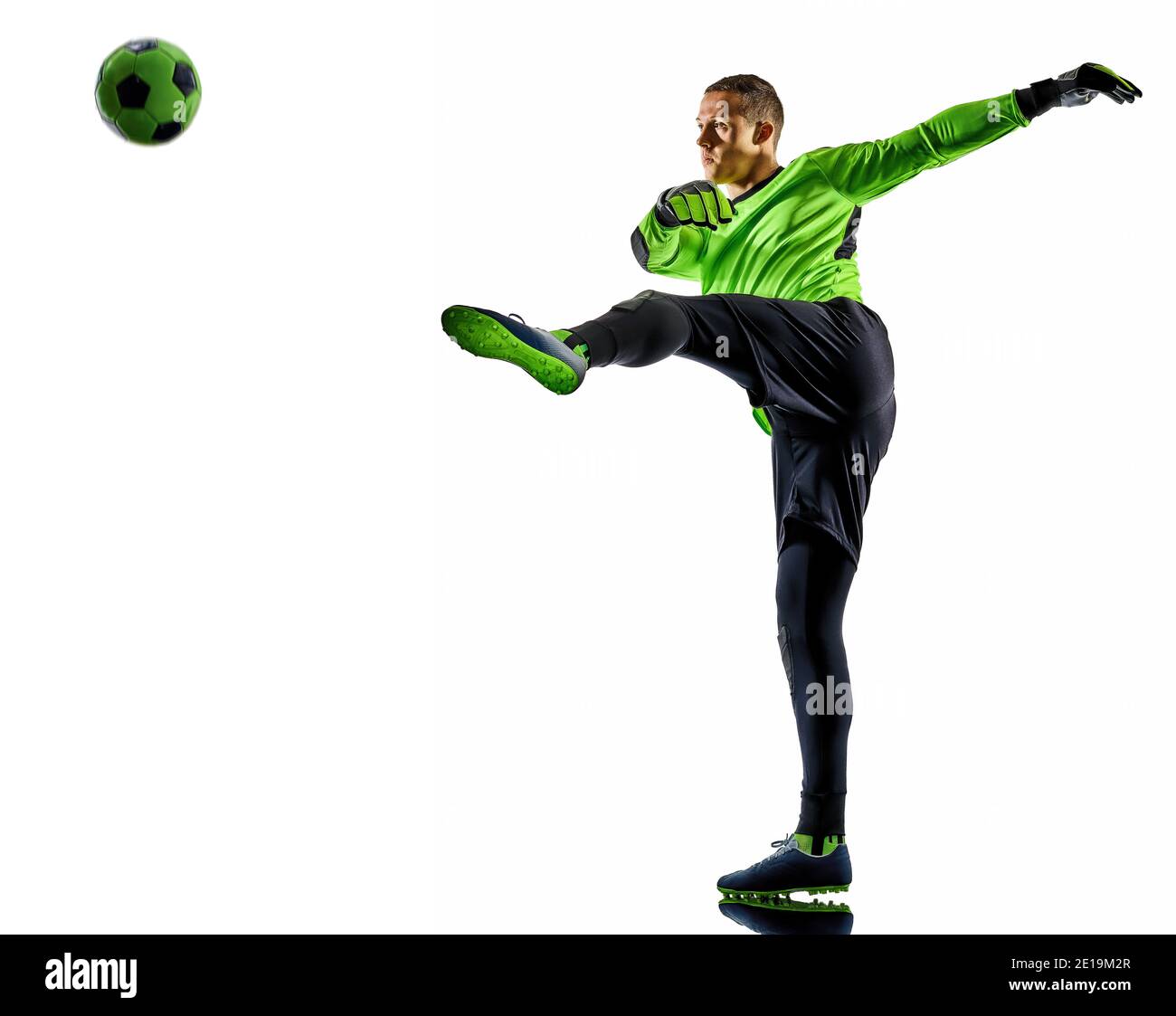 un giocatore di calcio caucasico portiere uomo in studio silhouette ombra isolato su sfondo bianco Foto Stock