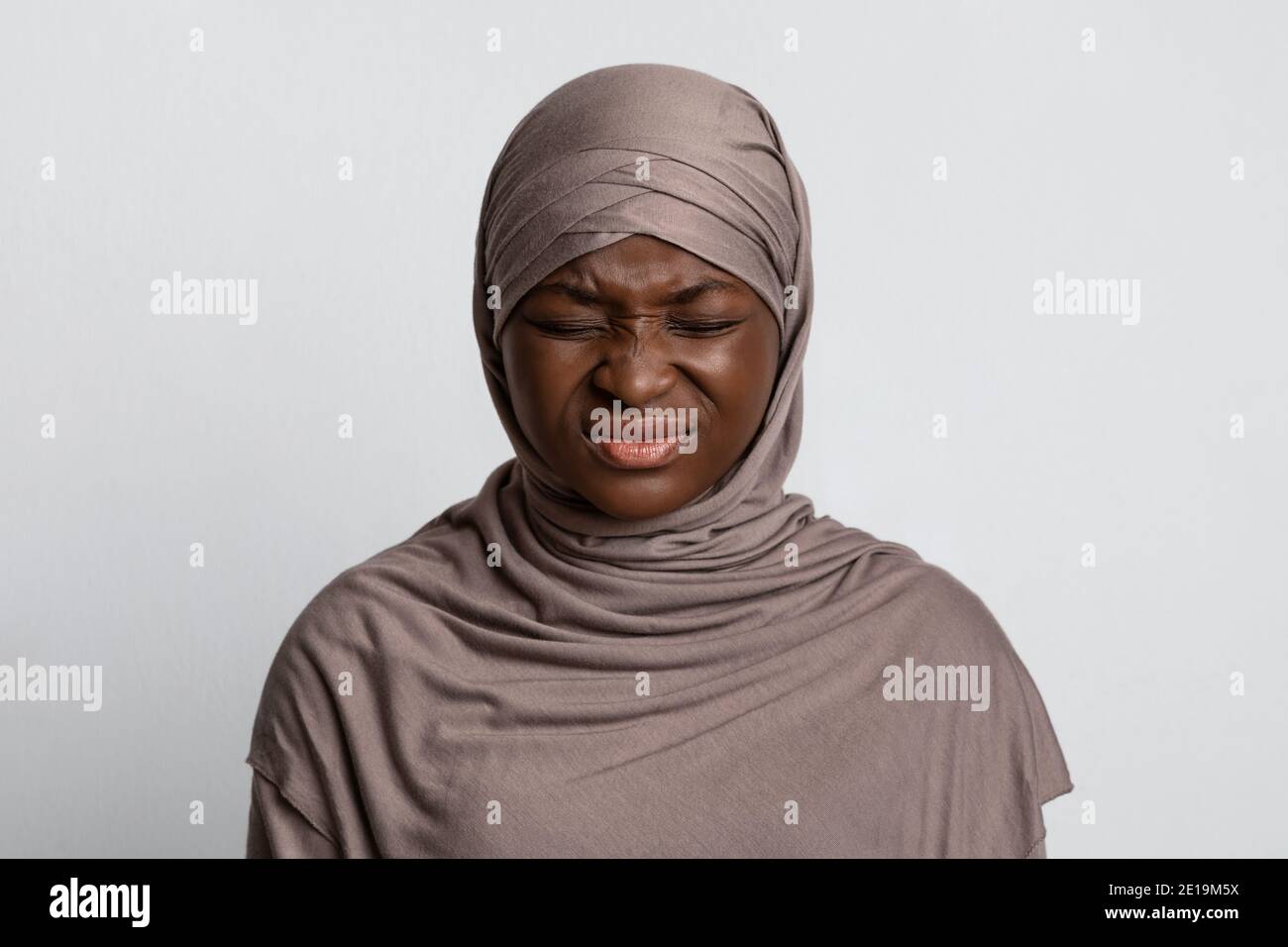 Emozione negativa. Irrited Black Muslim Lady in Hijab con dispiaciuta espressione del volto Foto Stock