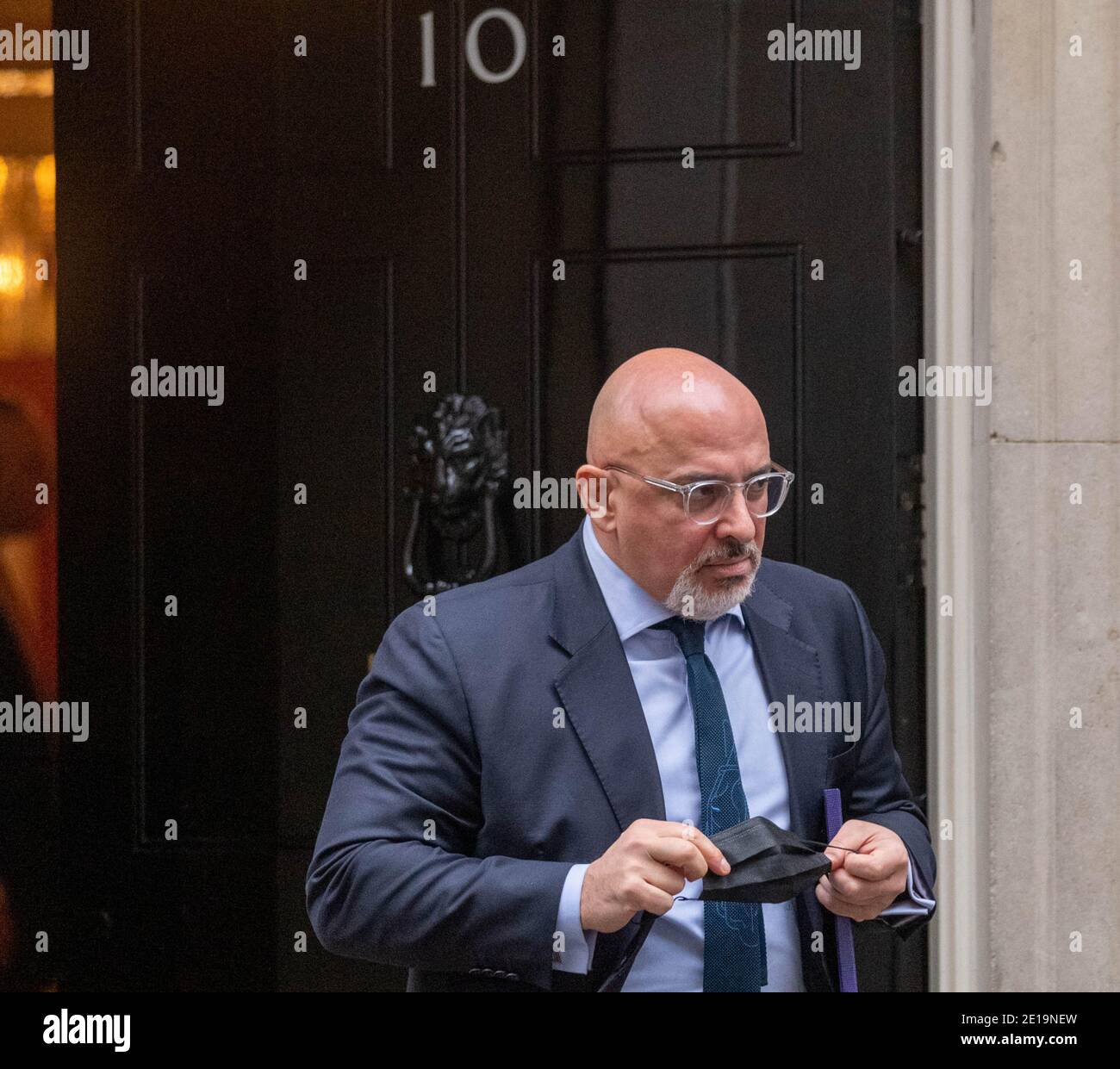 Londra, Regno Unito. 5 gennaio 2021. Nadhim Zahawi, deputato. Il Sottosegretario di Stato parlamentare (Ministro per le imprese e l'industria) e il Sottosegretario di Stato parlamentare (Ministro per la distribuzione del vaccino COVID) lasciano 10 Downing Street, Londra Credit: Ian Davidson/Alamy Live News Foto Stock