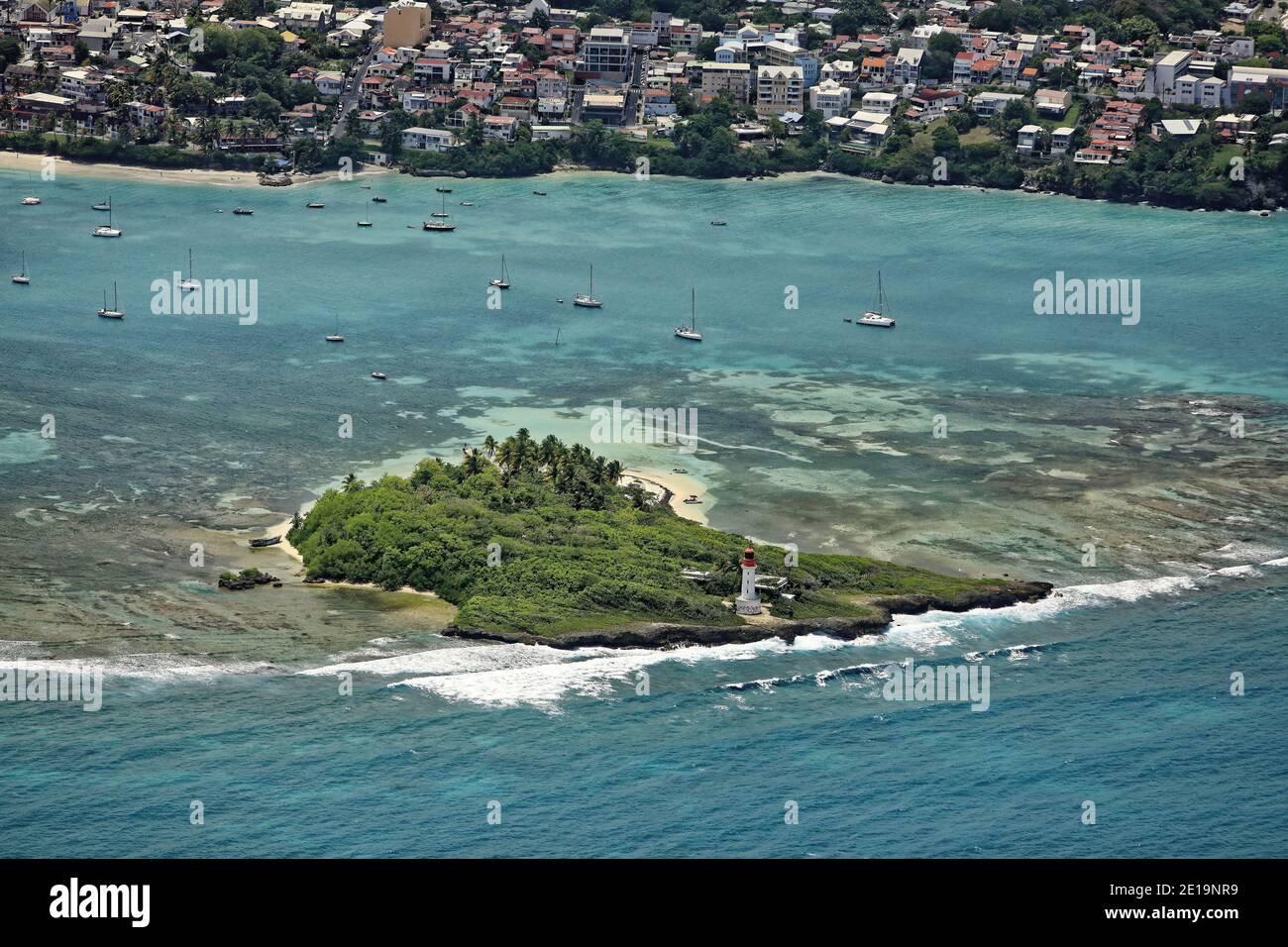 Guadalupa, basse Terre: Veduta aerea dell'isolotto corallino di le Gosier al largo della città omonima con il faro di le Gosier situato a sud t Foto Stock