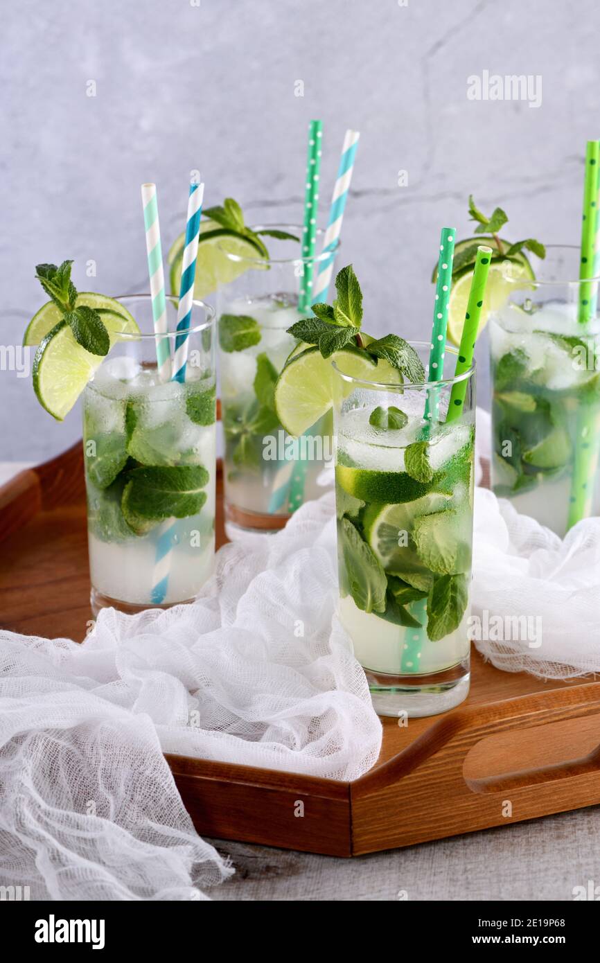 Acqua fresca infusa con cetriolo, menta e lime. Limonata cocktail estivo. Bevanda sana e concetto di detox Foto Stock