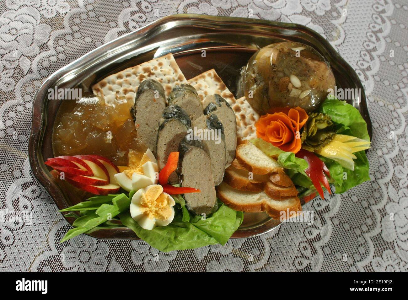 Cucina ebraica tradizionale. Pesce Gefilte con uova cotte e matzah. Aspica e carpa in galantina aspica. Foto Stock