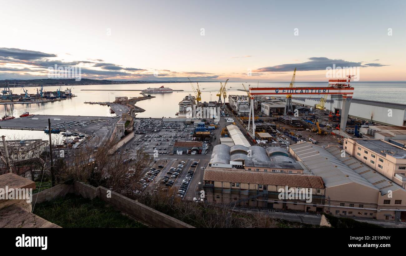Ancona - Marche - Italia - Gennaio 06 2021 - Vista dei cantieri navali Fincantieri dalla collina del Duomo Foto Stock