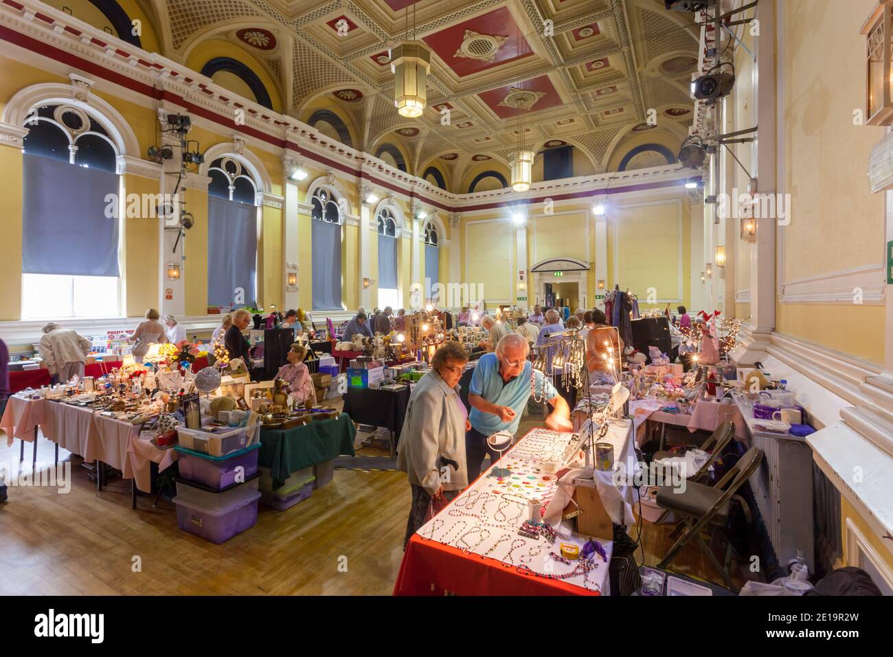 Vista interna del Municipio di Skipton con un artigianato e. fiera del regalo che si svolge nell'auditorium Foto Stock