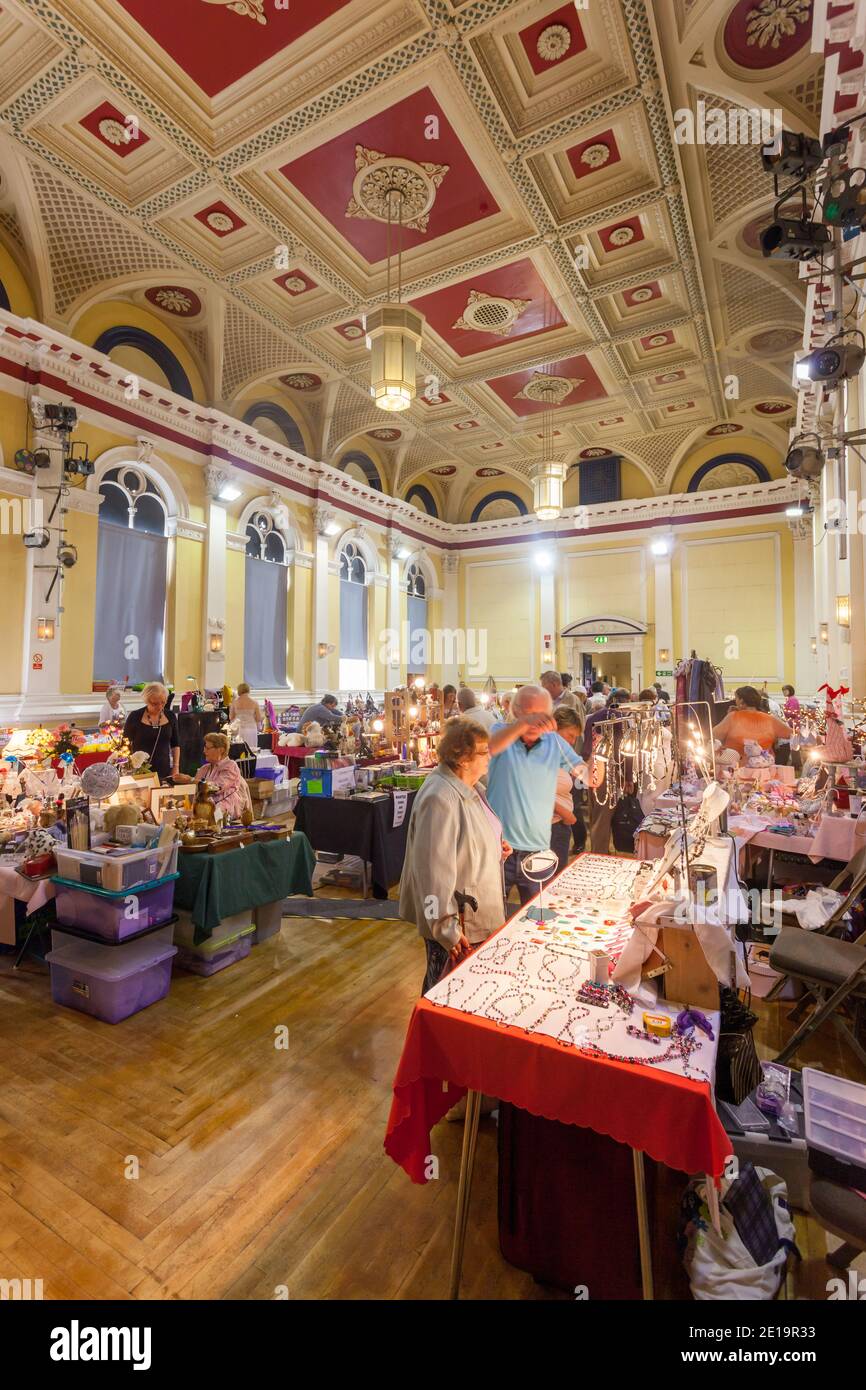 Vista interna del Municipio di Skipton con un artigianato e. fiera del regalo che si svolge nell'auditorium Foto Stock
