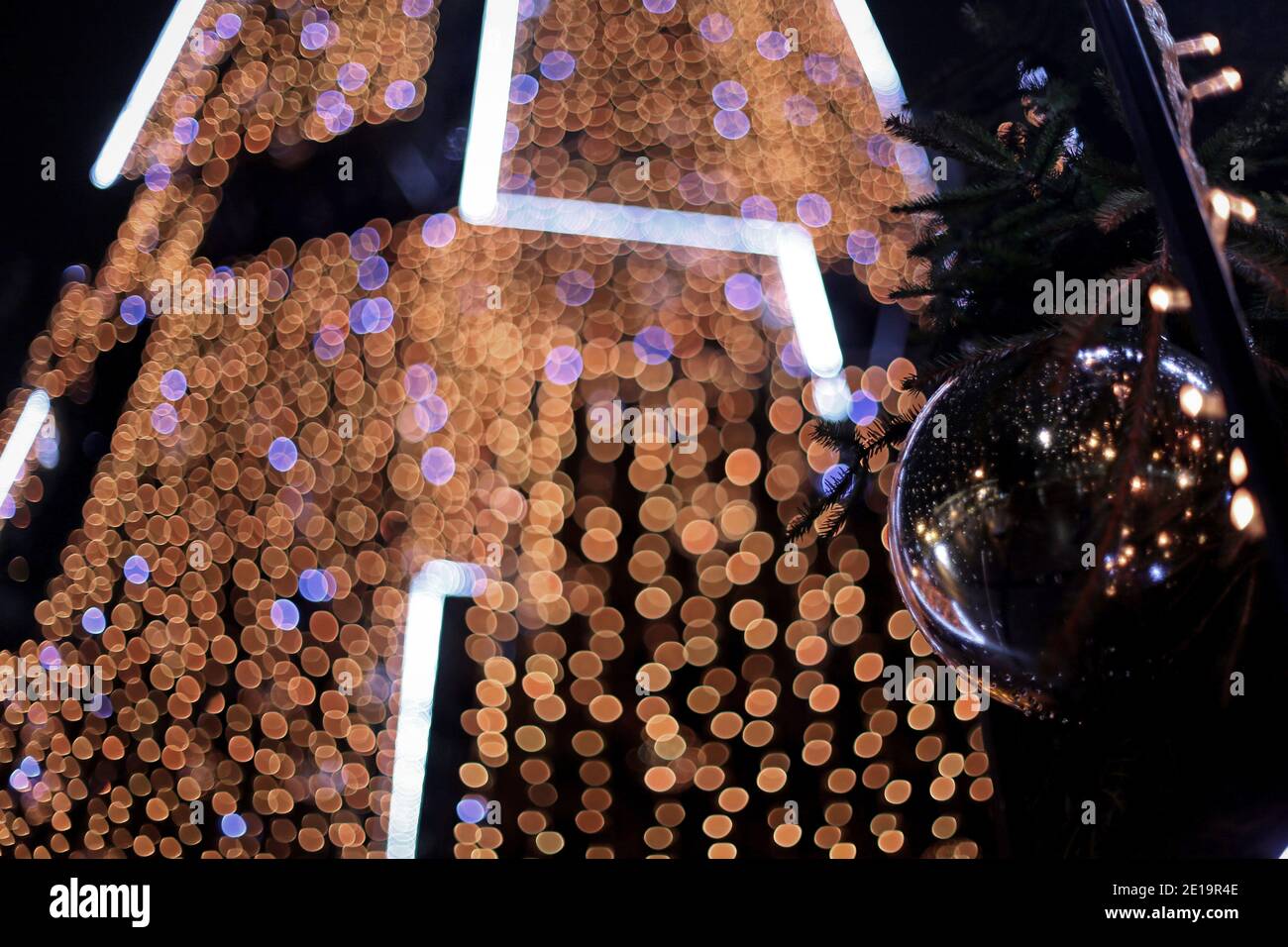Albero di Natale / decorazioni natalizie a Vilnius Foto Stock