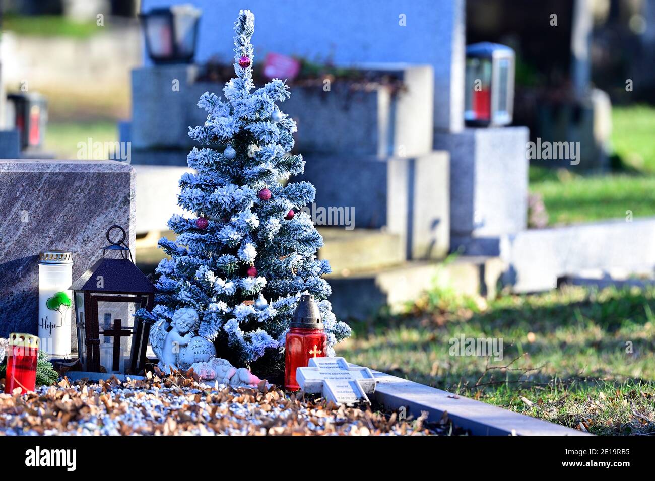 Vienna, Austria. Il cimitero centrale di Vienna. Un piccolo albero di Natale su una tomba. Foto Stock